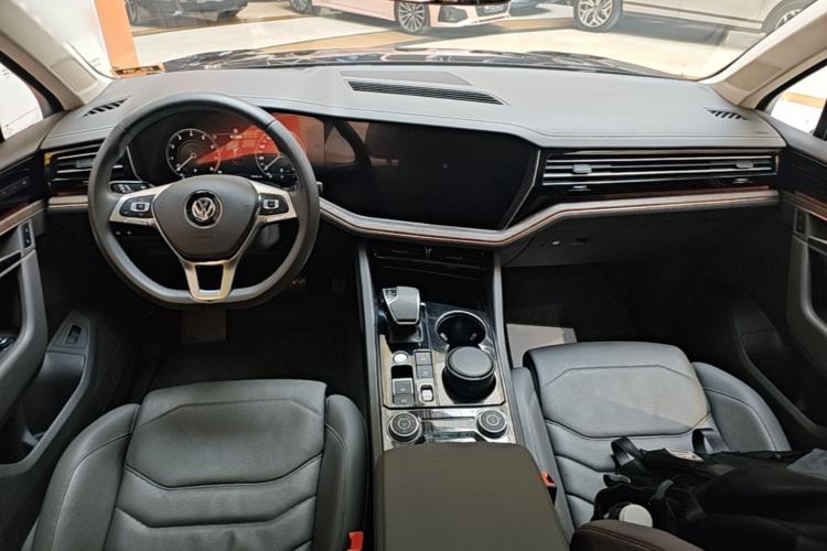 Used Volkswagen Touareg 2020 3.0 TSI Luxury Edition China VI Center Console