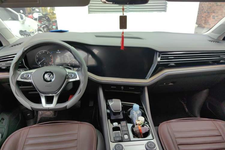 Used Volkswagen Touareg 2020 3.0 TSI Luxury Edition China VI Center Console