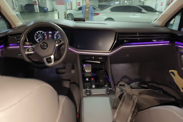 Used Volkswagen Touareg 2020 3.0 TSI Luxury Edition China VI Center Console