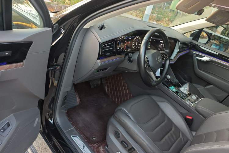 Used Volkswagen Touareg 2020 3.0 TSI Luxury Edition China VI Driver Seat