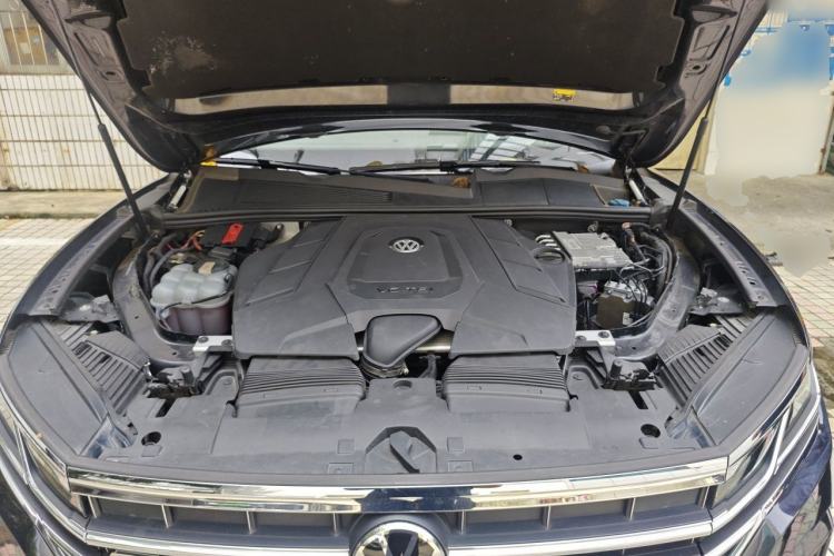 Used Volkswagen Touareg 2020 3.0 TSI Luxury Edition China VI Engine Bay