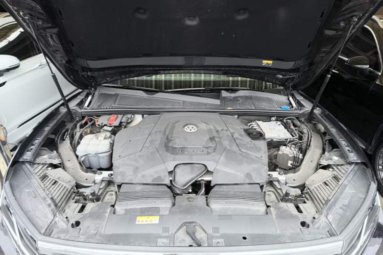 Used Volkswagen Touareg 2020 3.0 TSI Luxury Edition China VI Engine Bay