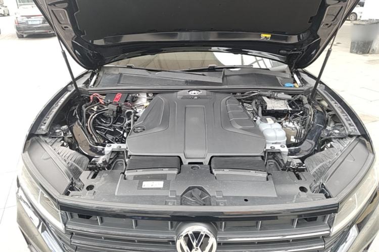 Used Volkswagen Touareg 2020 2.0 TSI RuiShang Edition China VI Standard Engine Bay