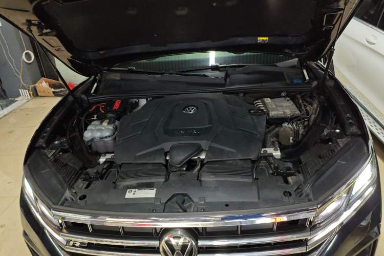 Used Volkswagen Touareg 2020 3.0 TSI Luxury Edition China VI Engine Bay