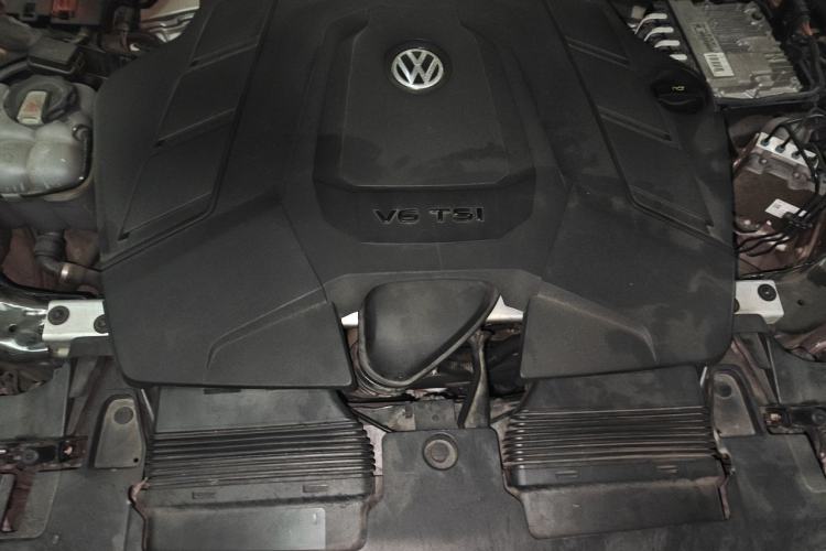 Used Volkswagen Touareg 2020 3.0 TSI Luxury Edition China VI Engine Bay