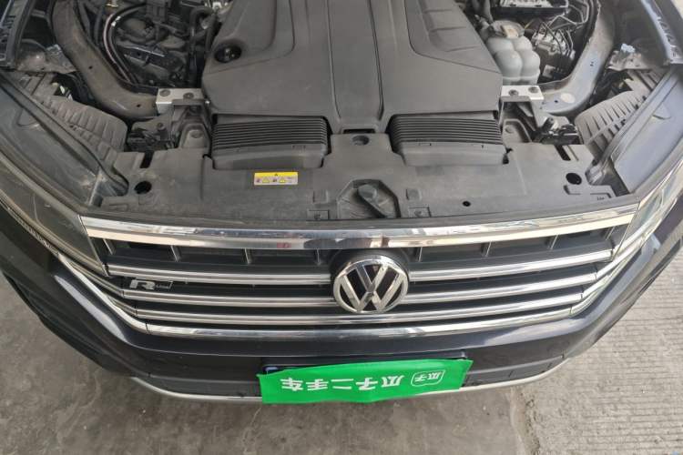 Used Volkswagen Touareg 2020 2.0 TSI RuiShang Edition China VI Standard Engine Bay