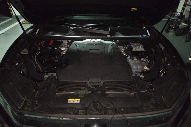 Used Volkswagen Touareg 2020 2.0 TSI RuiShang Edition China VI Standard Engine Bay