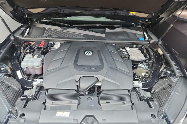 Used Volkswagen Touareg 2020 3.0 TSI Luxury Edition China VI Engine Bay