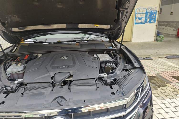 Used Volkswagen Touareg 2020 3.0 TSI Luxury Edition China VI Engine Bay Left