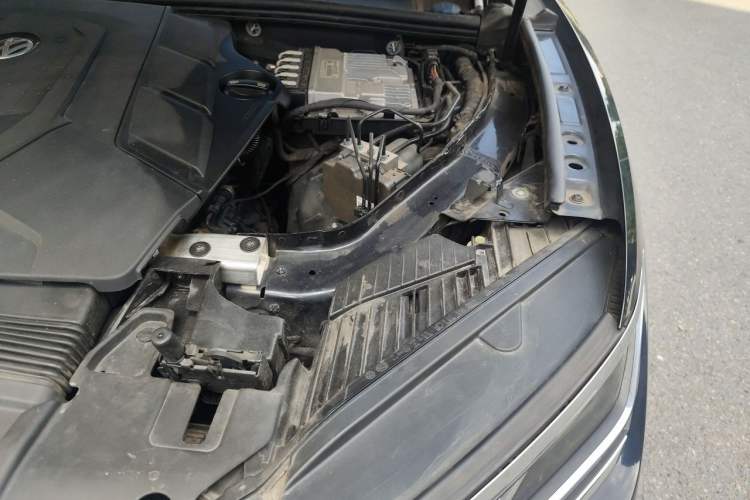 Used Volkswagen Touareg 2020 3.0 TSI Luxury Edition China VI Engine Bay Left