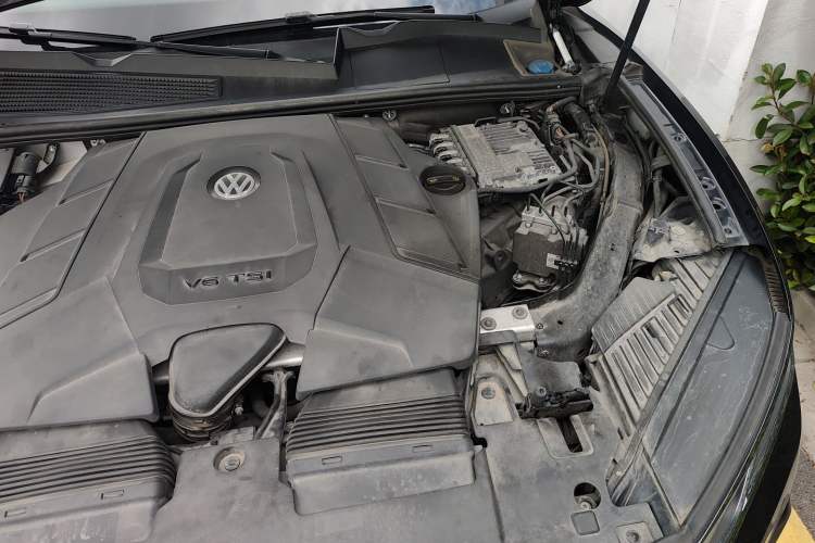 Used Volkswagen Touareg 2020 3.0 TSI Luxury Edition China VI Engine Bay Left