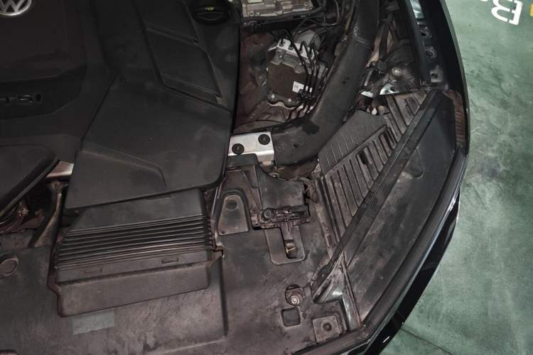 Used Volkswagen Touareg 2020 3.0 TSI Luxury Edition China VI Engine Bay Left