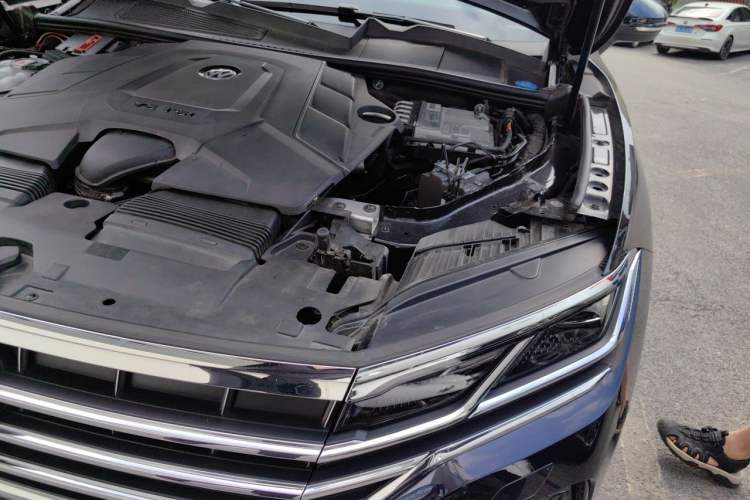 Used Volkswagen Touareg 2020 3.0 TSI Luxury Edition China VI Engine Bay Left