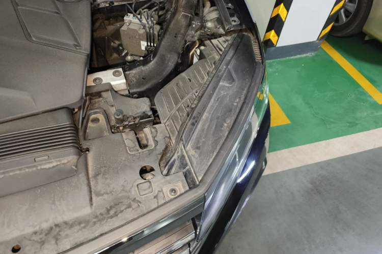 Used Volkswagen Touareg 2020 3.0 TSI Luxury Edition China VI Engine Bay Left