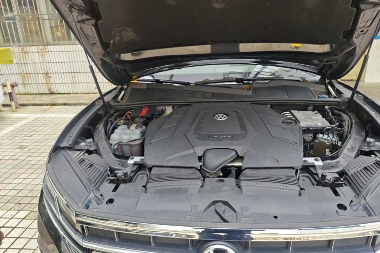 Used Volkswagen Touareg 2020 3.0 TSI Luxury Edition China VI Engine Bay Right