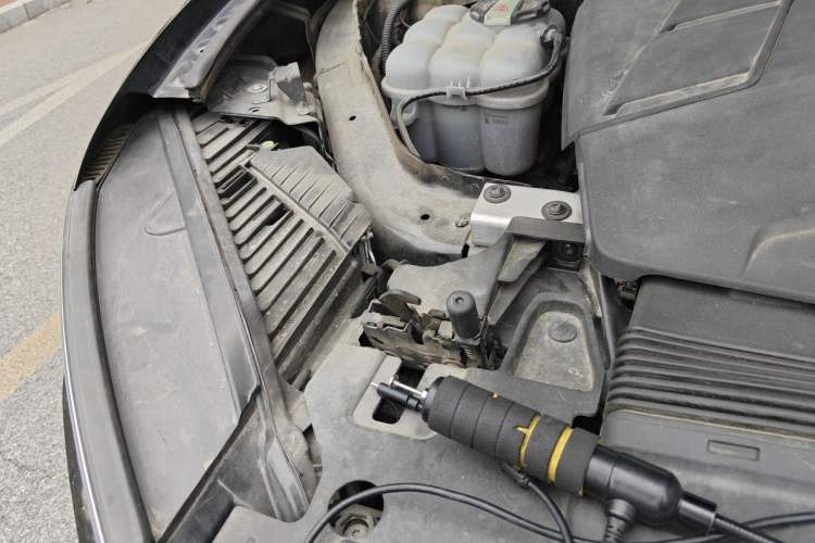 Used Volkswagen Touareg 2020 3.0 TSI Luxury Edition China VI Engine Bay Right
