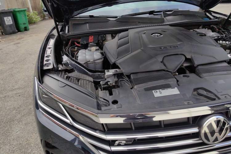 Used Volkswagen Touareg 2020 3.0 TSI Luxury Edition China VI Engine Bay Right