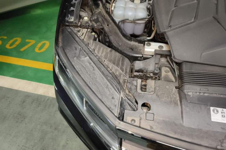 Used Volkswagen Touareg 2020 3.0 TSI Luxury Edition China VI Engine Bay Right