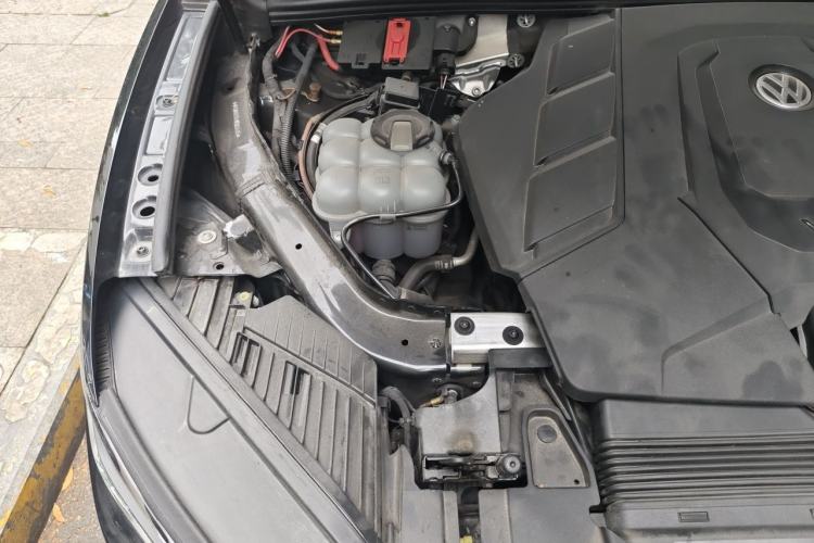 Used Volkswagen Touareg 2020 3.0 TSI Luxury Edition China VI Engine Bay Right