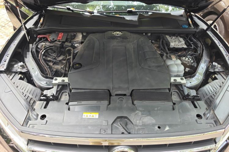 Used Volkswagen Touareg 2020 2.0 TSI RuiShang Edition China VI Standard Engine Bay