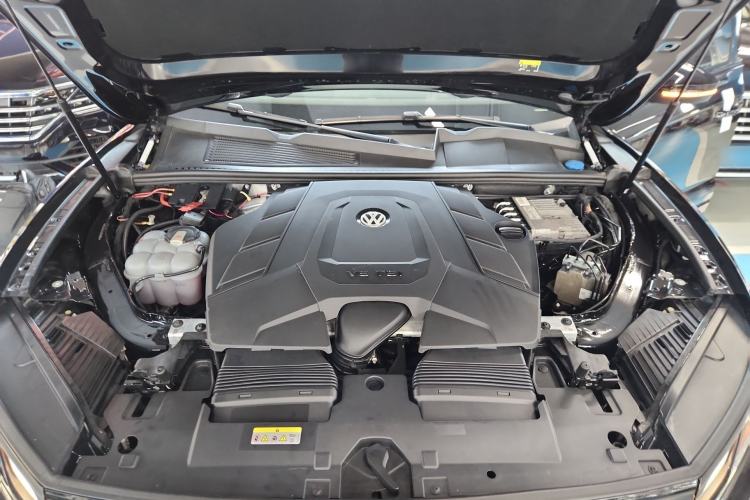 Used Volkswagen Touareg 2020 3.0 TSI Luxury Edition China VI Engine Bay