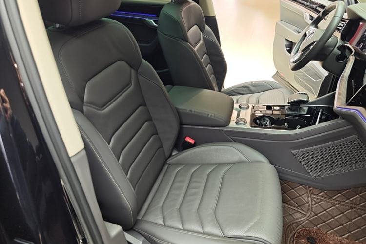 Used Volkswagen Touareg 2020 3.0 TSI Luxury Edition China VI Interior 12