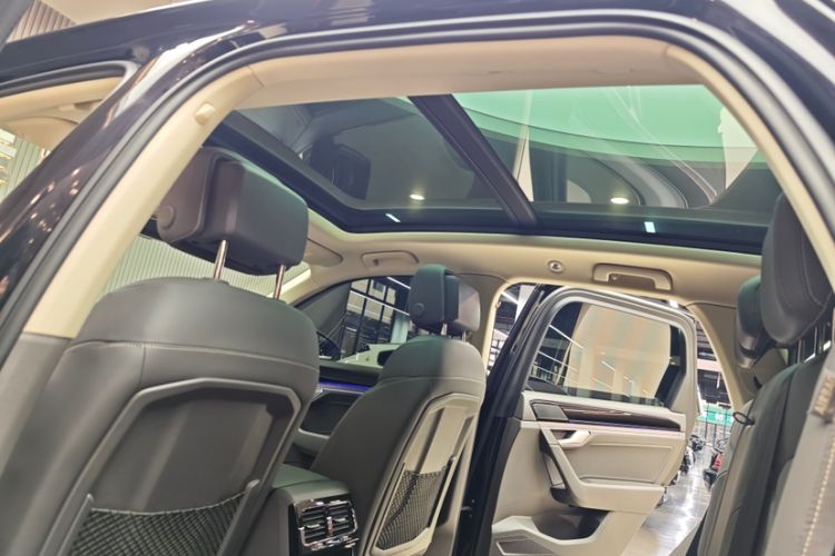 Used Volkswagen Touareg 2020 3.0 TSI Luxury Edition China VI Interior 14
