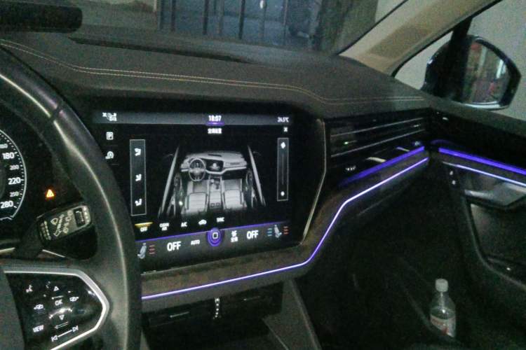 Used Volkswagen Touareg 2020 3.0 TSI Luxury Edition China VI Interior 2