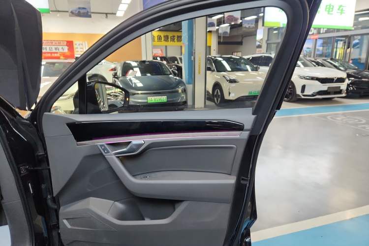 Used Volkswagen Touareg 2020 3.0 TSI Luxury Edition China VI Interior 2