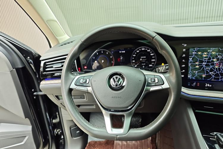 Used Volkswagen Touareg 2020 3.0 TSI Luxury Edition China VI Interior 2