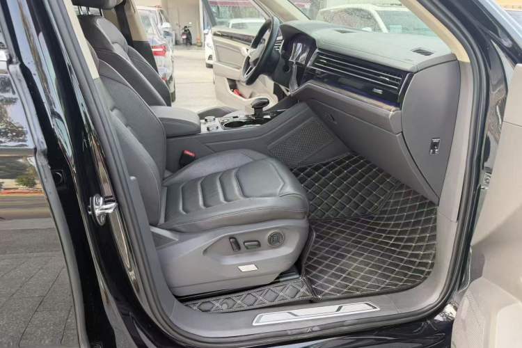 Used Volkswagen Touareg 2020 3.0 TSI Luxury Edition China VI Interior 3