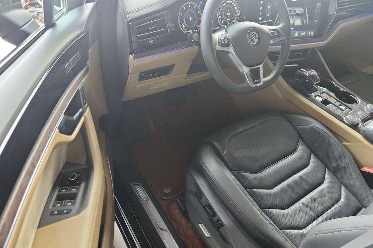 Used Volkswagen Touareg 2020 3.0 TSI Luxury Edition China VI Interior 3
