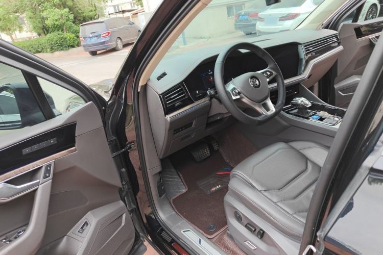 Used Volkswagen Touareg 2020 3.0 TSI Luxury Edition China VI Interior 3