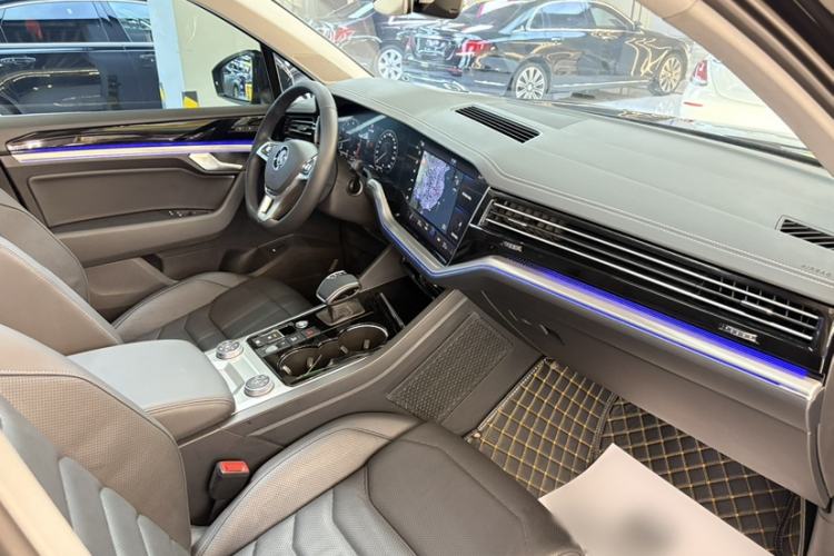 Used Volkswagen Touareg 2020 3.0 TSI Luxury Edition China VI Interior 4