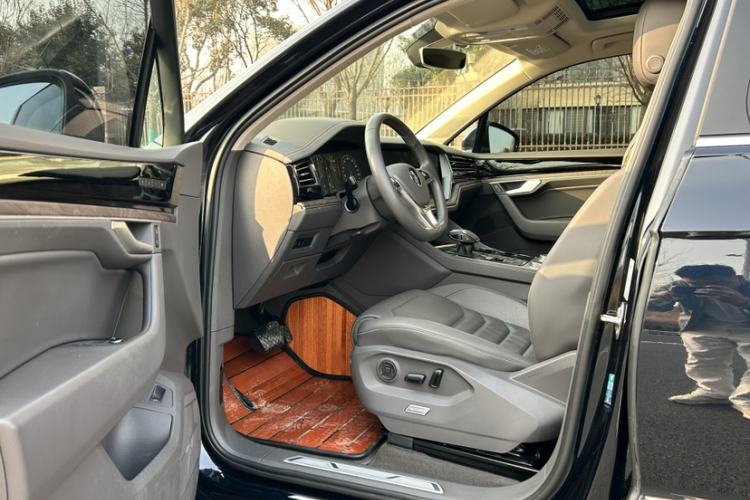 Used Volkswagen Touareg 2020 3.0 TSI Luxury Edition China VI Interior 4