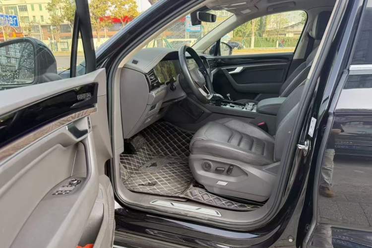 Used Volkswagen Touareg 2020 3.0 TSI Luxury Edition China VI Interior 5