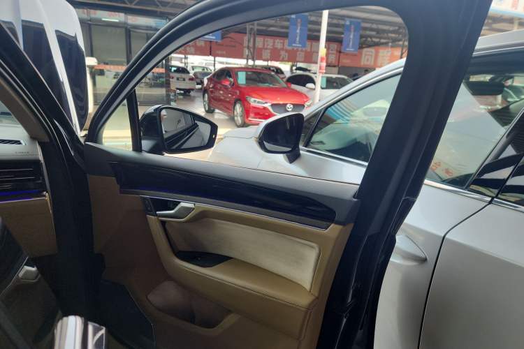 Used Volkswagen Touareg 2020 3.0 TSI Luxury Edition China VI Interior 5