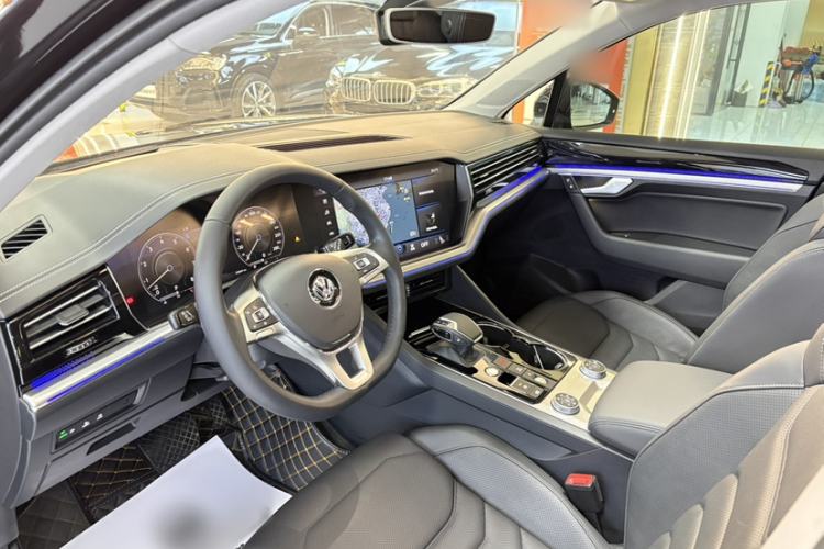 Used Volkswagen Touareg 2020 3.0 TSI Luxury Edition China VI Interior 5