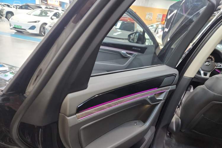 Used Volkswagen Touareg 2020 3.0 TSI Luxury Edition China VI Interior 5