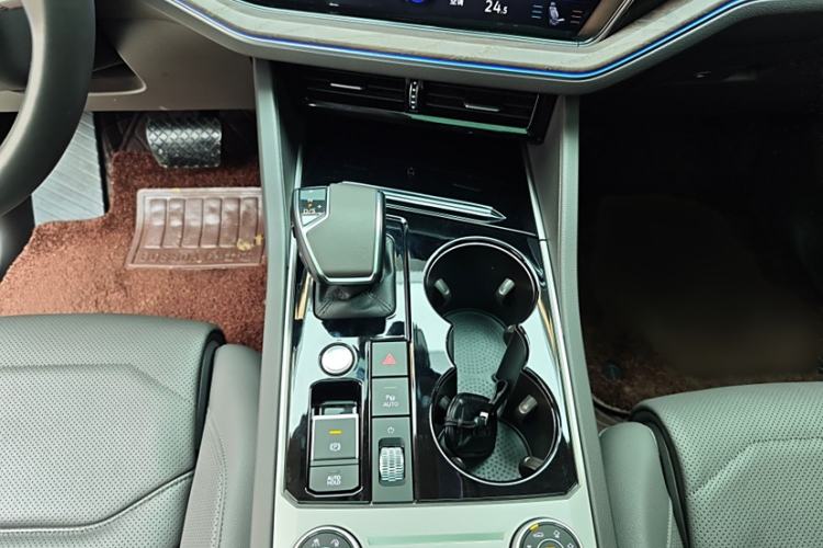 Used Volkswagen Touareg 2020 3.0 TSI Luxury Edition China VI Interior 5