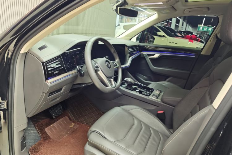 Used Volkswagen Touareg 2020 3.0 TSI Luxury Edition China VI Interior 7