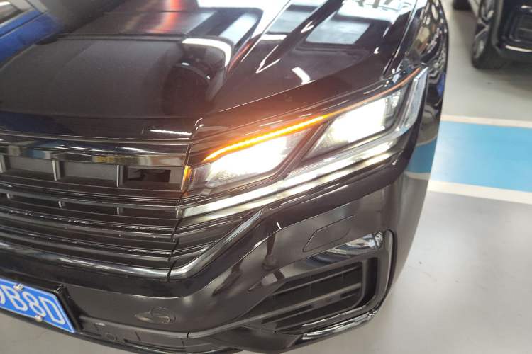Used Volkswagen Touareg 2020 3.0 TSI Luxury Edition China VI Left Front Headlight