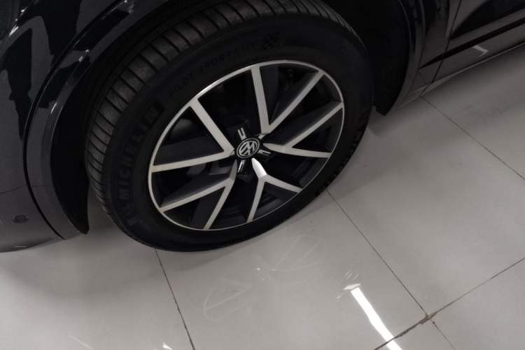 Used Volkswagen Touareg 2020 3.0 TSI Luxury Edition China VI Left Front Wheel Hub