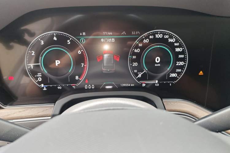 Used Volkswagen Touareg 2020 3.0 TSI Luxury Edition China VI Odometer Close Up
