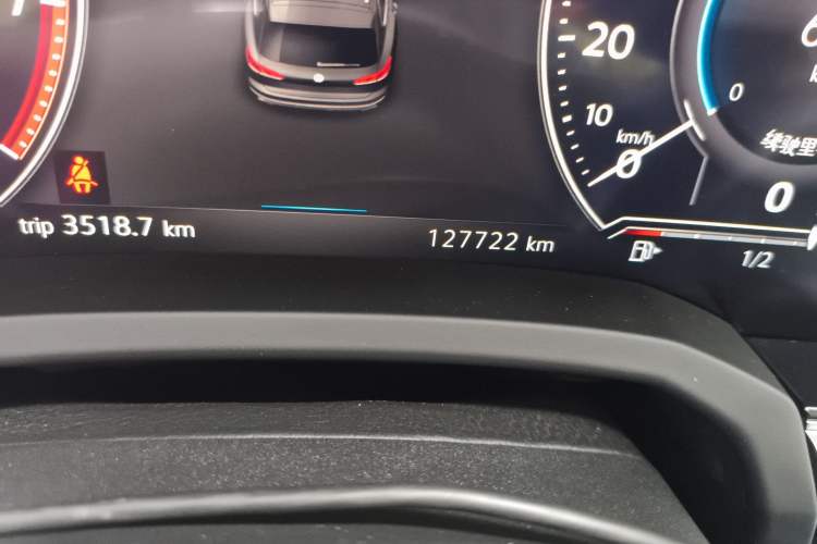 Used Volkswagen Touareg 2020 3.0 TSI Luxury Edition China VI Odometer Close Up