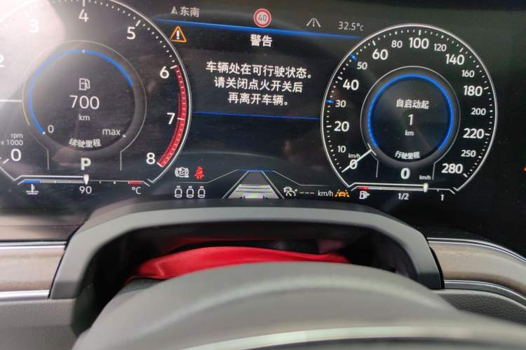 Used Volkswagen Touareg 2020 3.0 TSI Luxury Edition China VI Odometer Close Up