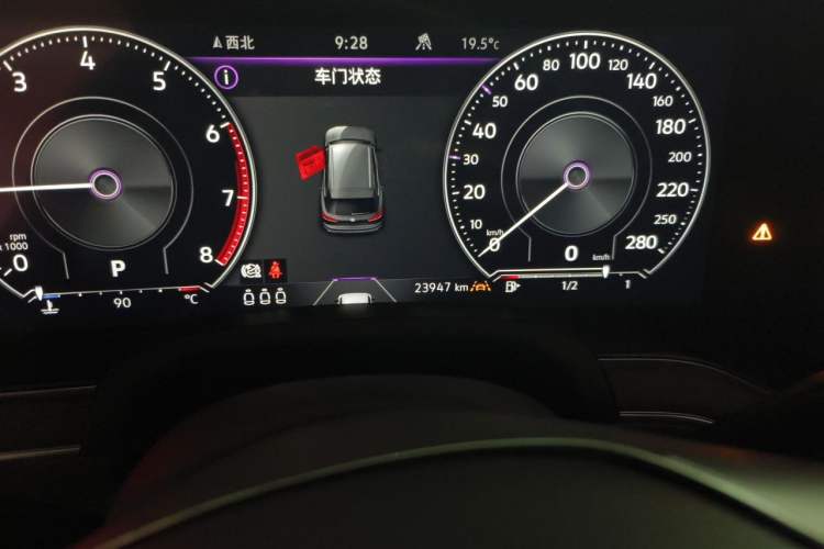 Used Volkswagen Touareg 2020 3.0 TSI Luxury Edition China VI Odometer Close Up