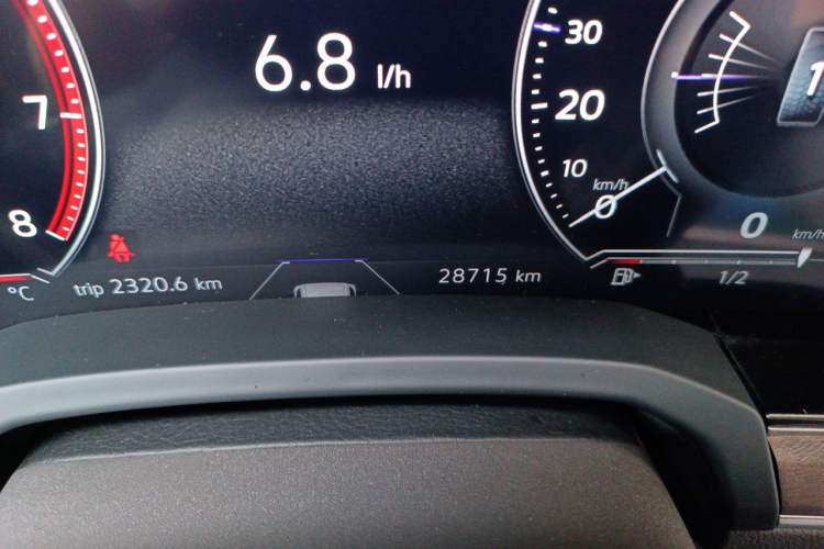 Used Volkswagen Touareg 2020 3.0 TSI Luxury Edition China VI Odometer Close Up