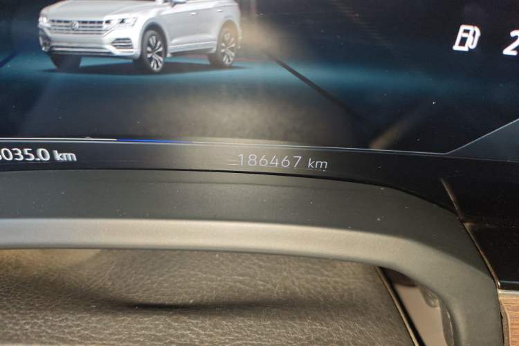Used Volkswagen Touareg 2020 3.0 TSI Luxury Edition China VI Odometer Close Up