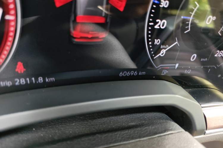 Used Volkswagen Touareg 2020 2.0 TSI RuiShang Edition China VI Standard Odometer Close Up